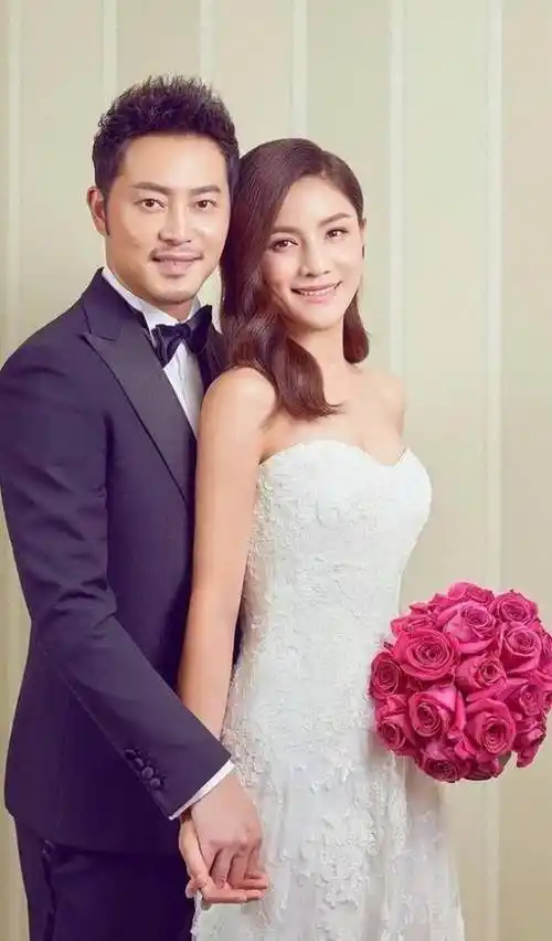 被沙溢逼婚3年生2子放弃前程结婚9年胡可直言后悔离婚