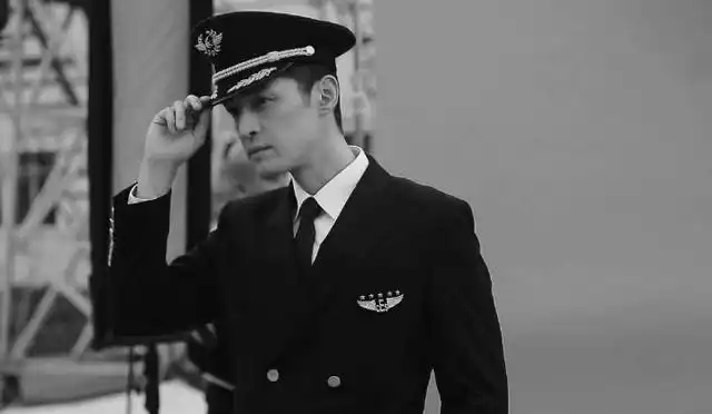 胡歌穿机长制服超英气,网友:最后的回眸苏炸了!