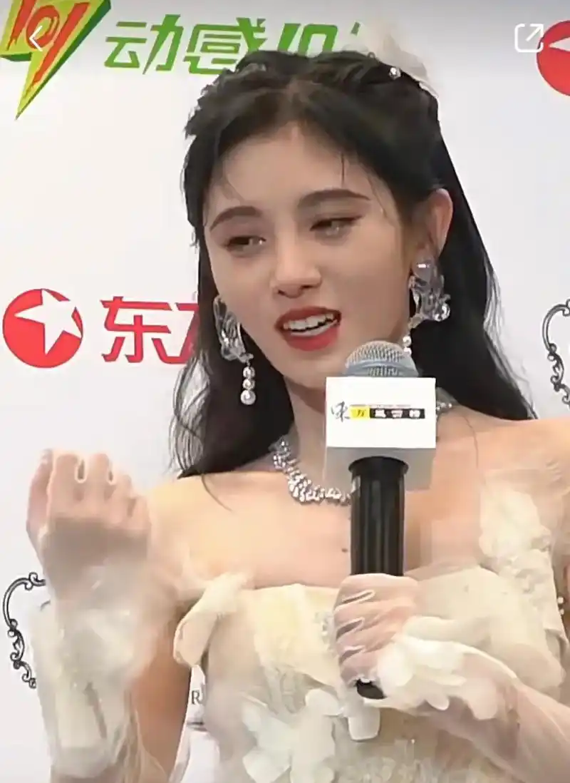 失去了美颜滤镜的鞠婧祎真的算不上美女,脸型和牙齿都不耐看,是全靠