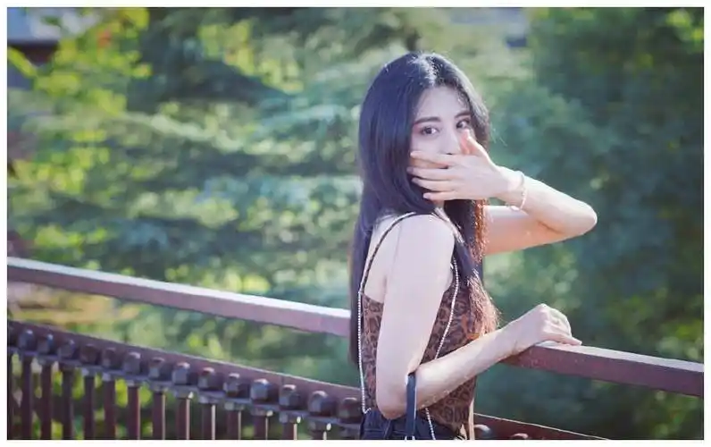 今天给大家带来的是女演员甘露的街拍,说起他我还不知道,其实是电视