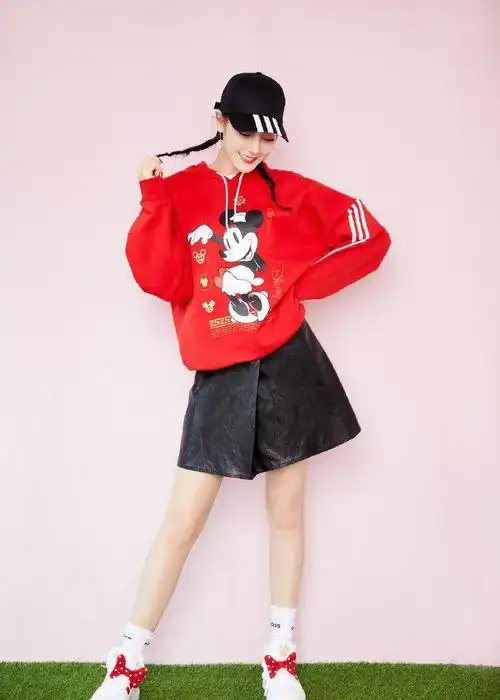 迪丽热巴红色卫衣搭麻花辫,饱含即将过年的热情气息,简直太可爱