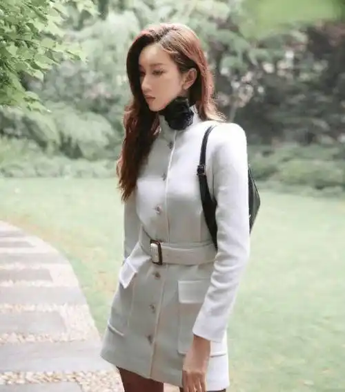 穿着染红丝袜,搭配白色修身西装,刘令姿展现出不一样的年轻模特身材!