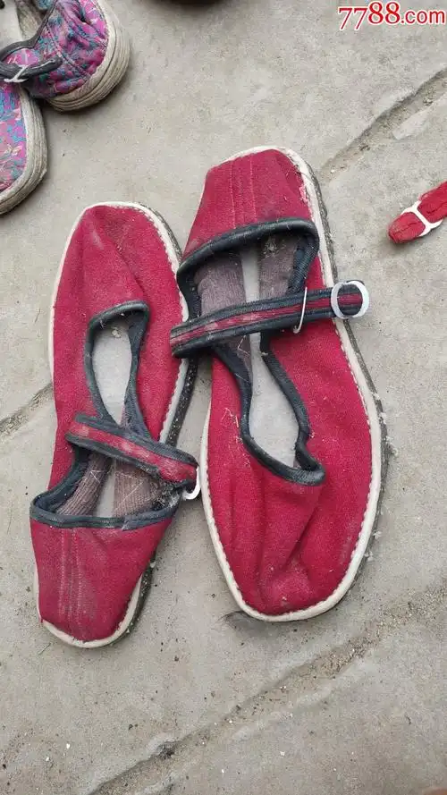 5品99男女鞋帽;旧鞋收藏女士一带布鞋一双塑料底红色绒面￥1008品