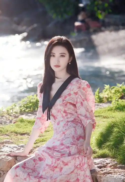 近日,景甜再度引起网友的注意,原因是有粉丝上传了一组景甜的近照,这