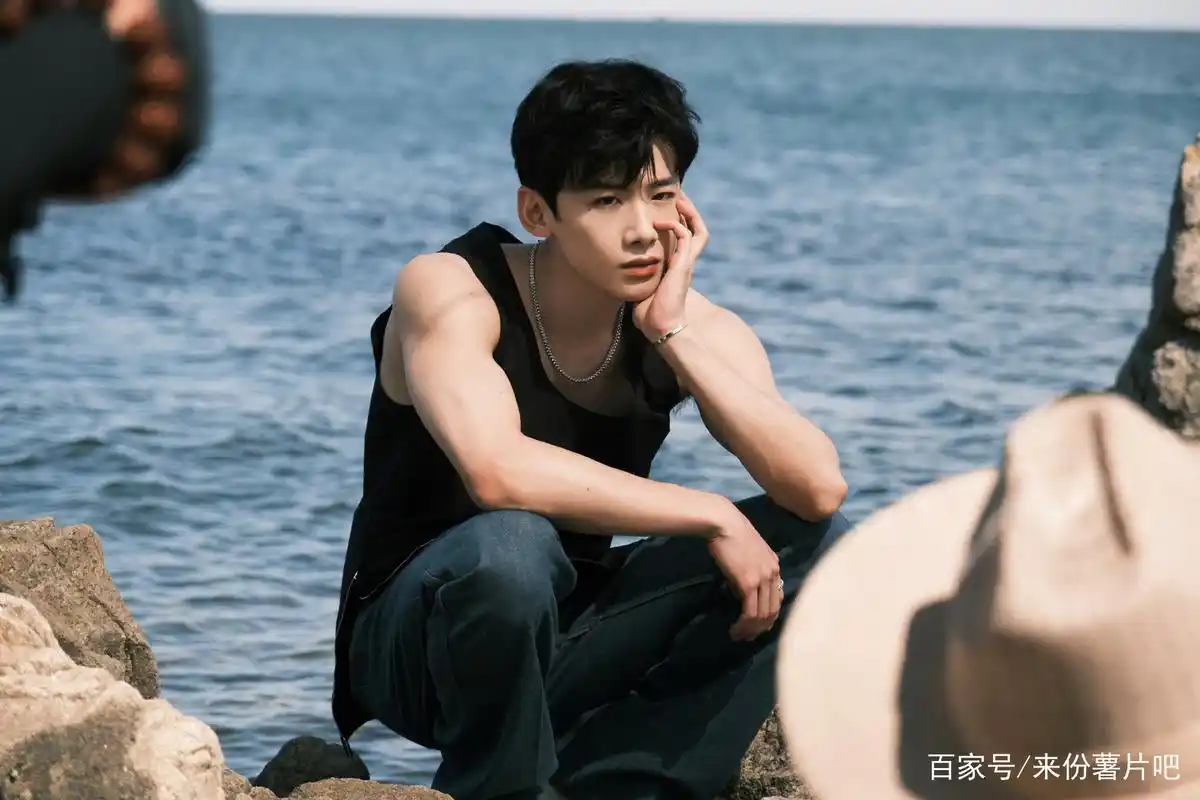 白敬亭最新芭莎踏浪大片,肌肉线条超漂亮,少年感与男人味兼具