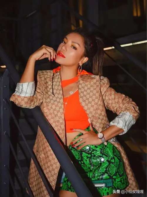 江映蓉是得罪了造型师吗?深肤色还穿荧光绿,网友:没眼看