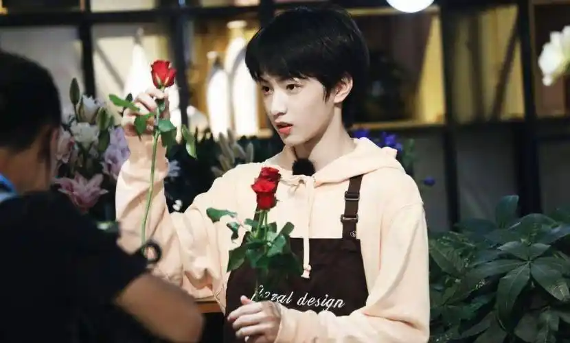 刘耀文是"等比"长大的吧:一米六的奶团子长成了一米八的狼王_舞台