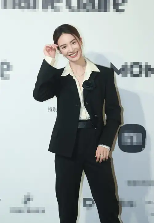 金晨深v真空西装造型绝美 活动现场露迷人甜笑