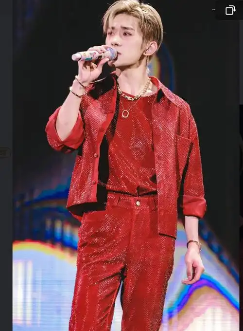 其中最让人眼前一亮的一幕,就是易烊千玺在舞台上的红色造型和葫芦丝