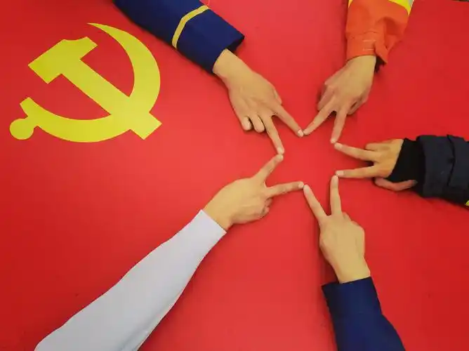 连云港:组织开展"我与党旗合个影"主题活动