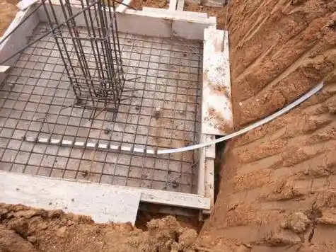 如图:建筑三类防雷引下线这焊法对吗?40*4扁铁也太长了吧,全长近2.