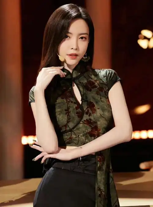 孙怡旗袍造型美出圈跟着这些旗袍美人选款式通勤约会无压力