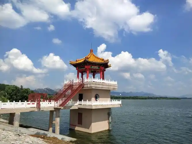 蓝天白云下的方城望花湖.南阳的北戴河!规划馆老秦摄影