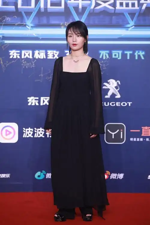 周笔畅的裙装造型太妖娆了露着后背真抢镜栓根绳子真有个性