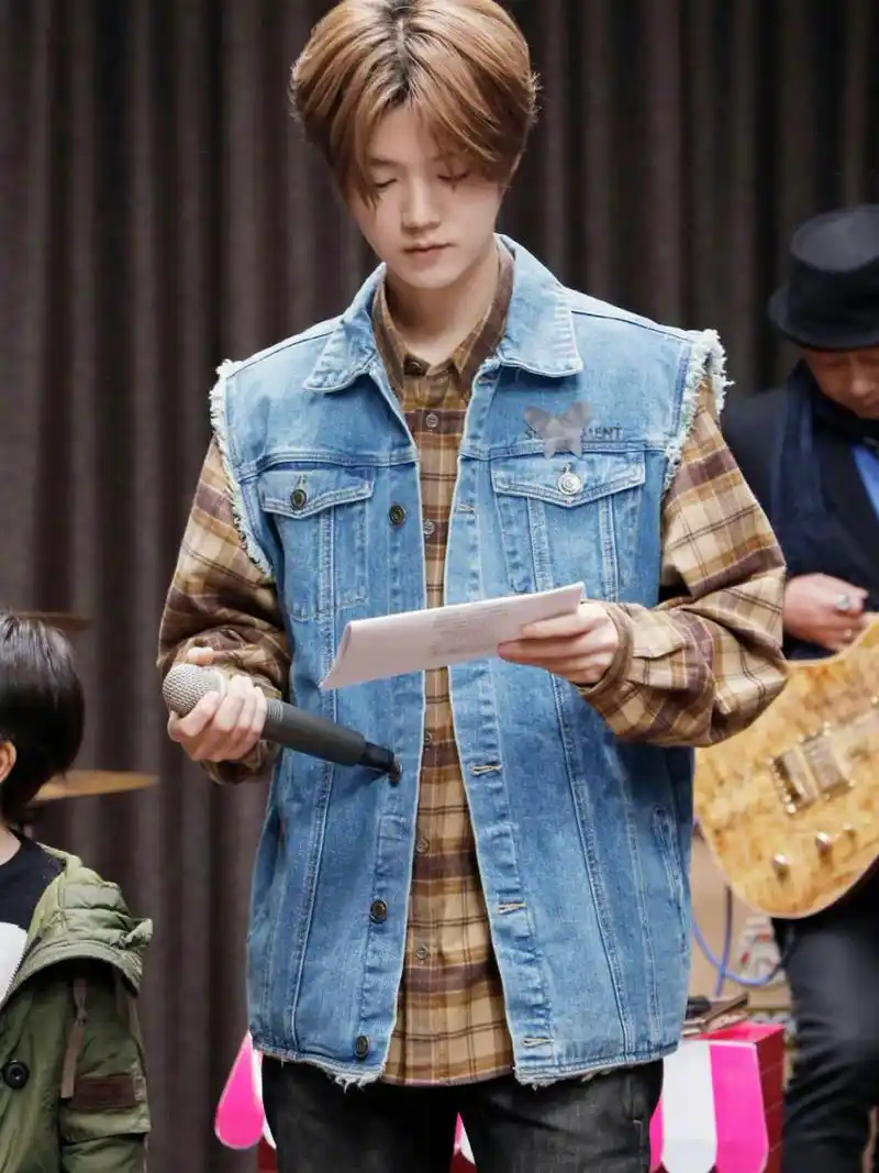 这个男人眼 里有光|||鹿晗哈哈哈哈哈戴最酷的墨镜