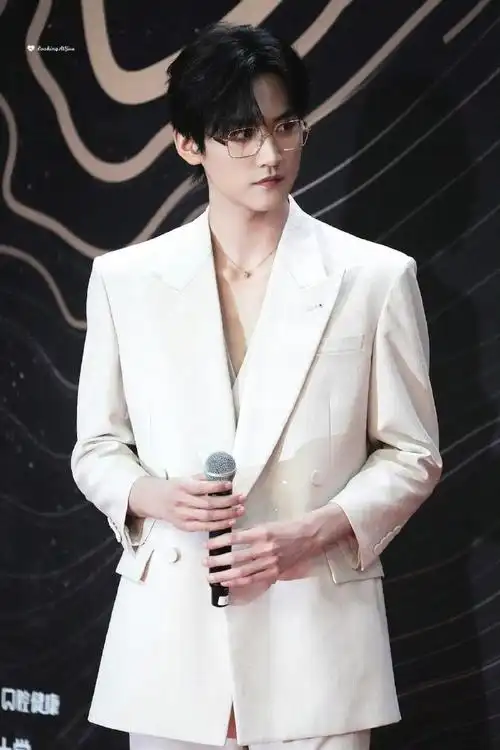 周柯宇请把眼镜焊在脸上##周柯宇保龄球港风大片