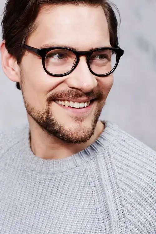 戴眼镜的年轻男人微笑着