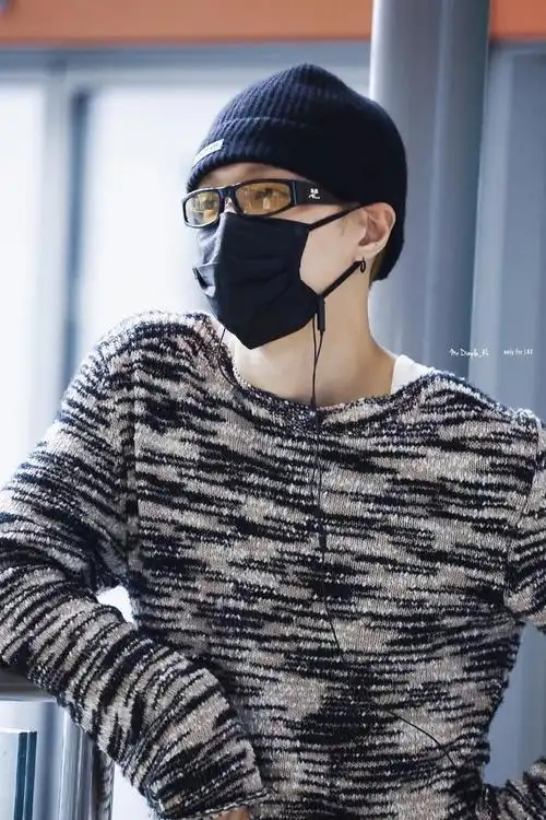 张艺兴回国机场照,潮流帅气兴哥