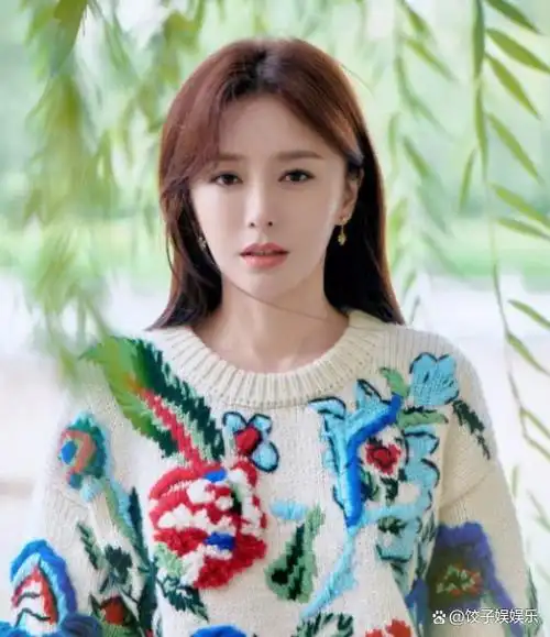 43岁张歆艺对比44岁秦岚整容脸和自然老去的差别一目了然