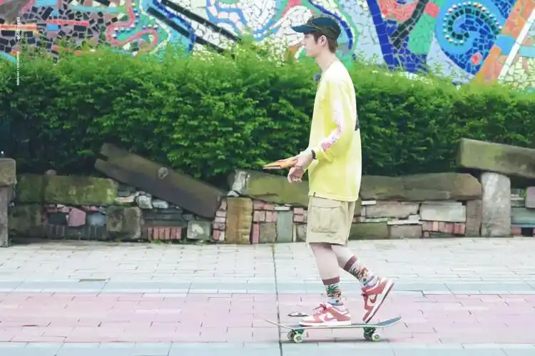 说不定还能种草同款呢?那不妨看看王一博是怎么搭配他的鞋子的吧?