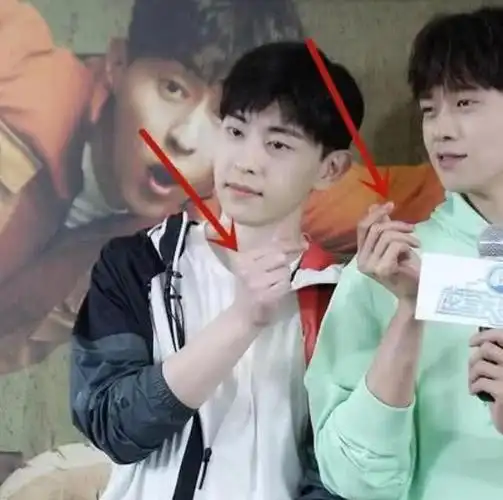 有一种暴击叫邓伦的手遇上魏大勋的手没有对比就没有伤害