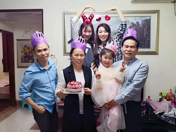 欢庆一家三代三人生日