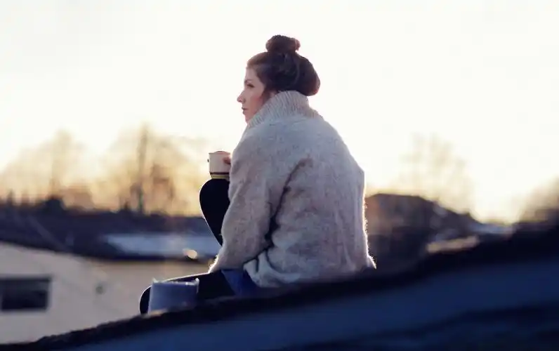 坐在屋顶上发呆