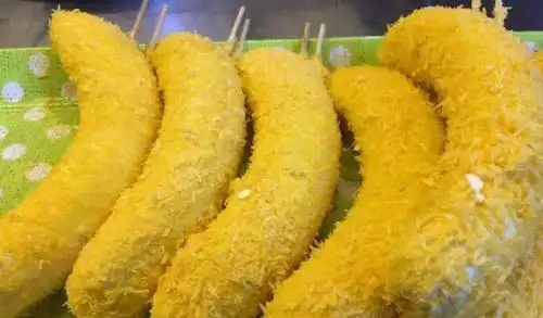 炸香蕉只需一两分钟,外表金黄酥脆,里面软糯香甜,卫生又好吃