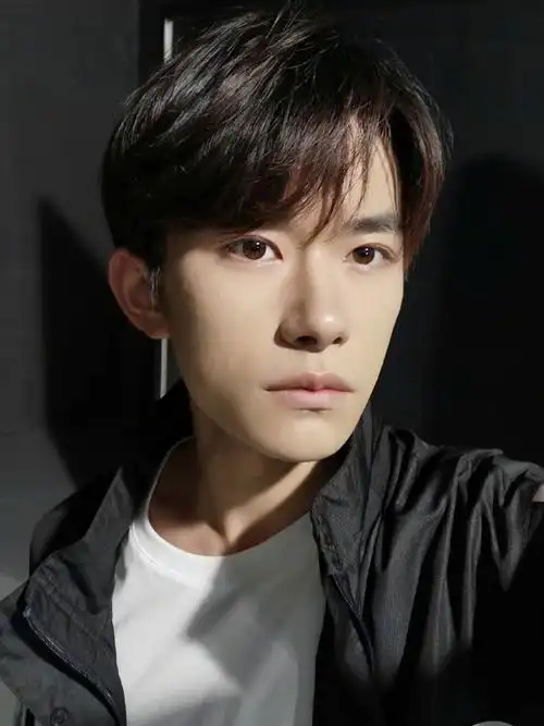 易烊千玺同款假发韩版帅气中分刘海男士短直发隐形自然cos型发套