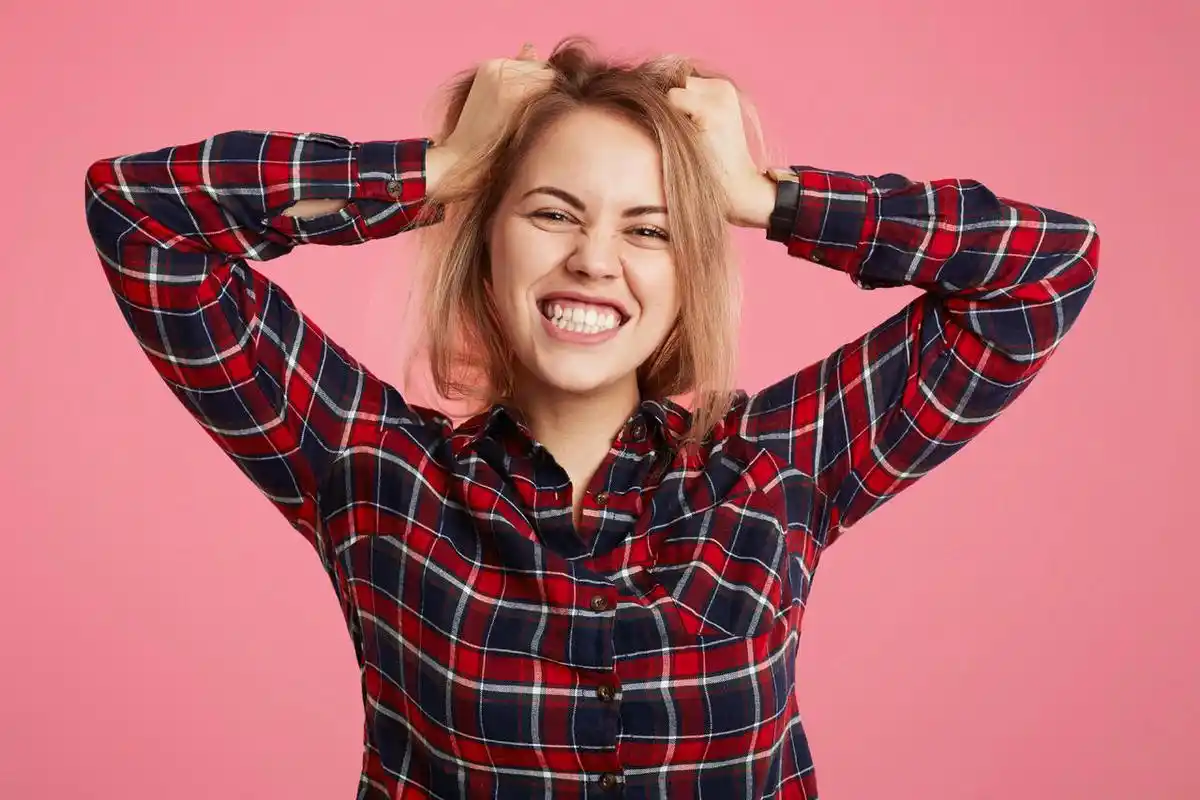 美丽的年轻女性揪头发焦虑烦躁恼火烦躁暴躁后悔