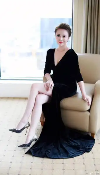 在《夏洛特烦恼》中饰演马冬梅的演员马丽晒出一组自己出席活动的照片