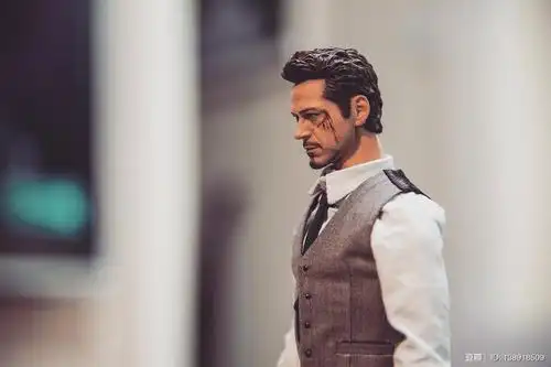 tony stark,这款头雕模拟了钢铁侠2中托尼赛车场大战丧鞭受伤后的样子