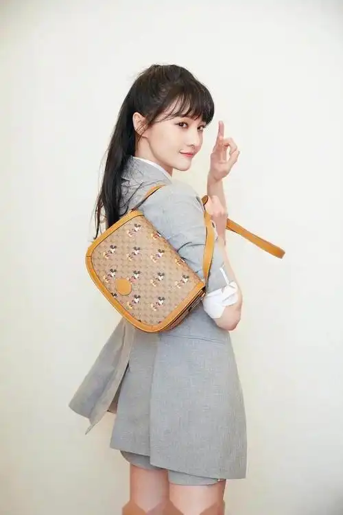 做回自己的精彩,郑爽白色卫衣抢镜,宛若回到十八岁!