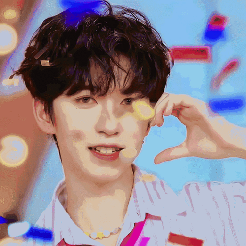 贺峻霖吐舌wink#吐舌77wink77比心,贺峻霖你小子 好甜!