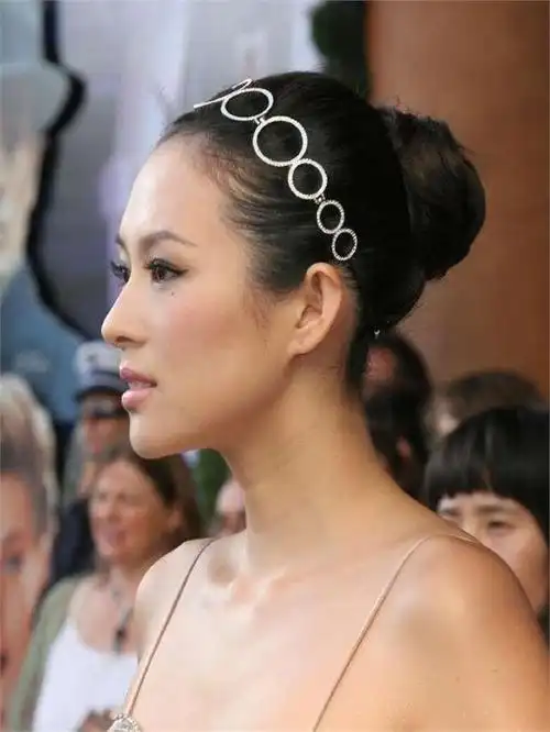 然而,细看章子怡的眼睛并不美丽,其中一只眼睛有散光现象.