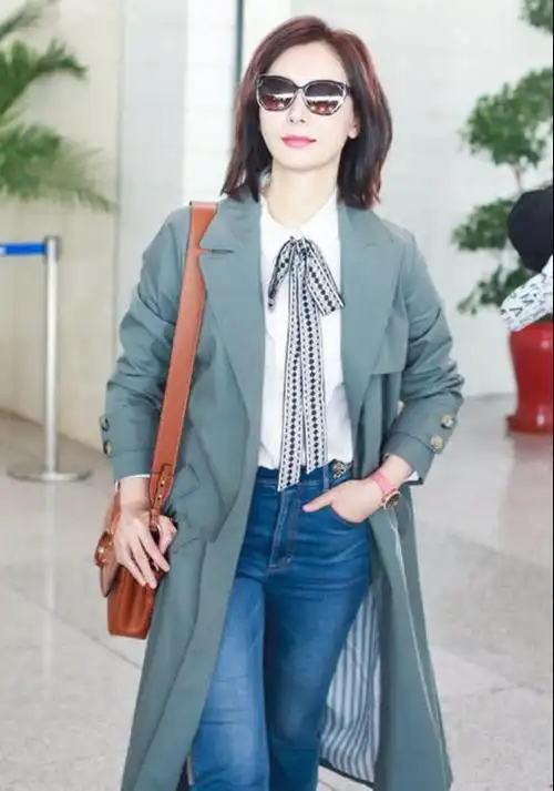 陈数现身机场风衣配牛仔裤至少年轻10岁姜还是老的辣