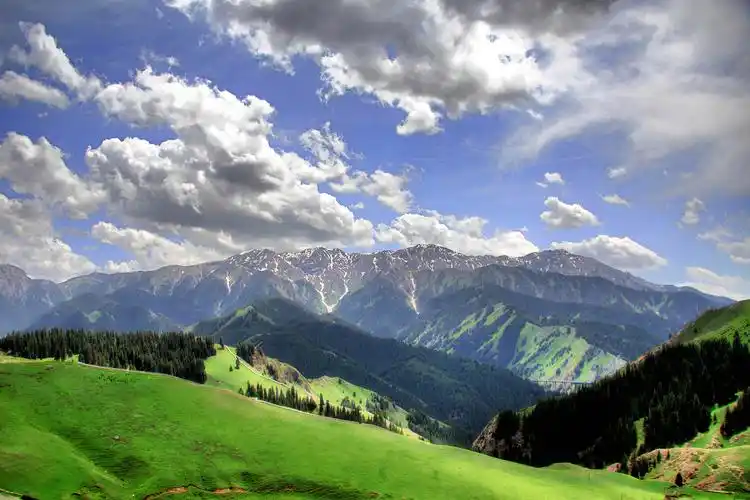 图说新疆新疆伊犁果子沟一桥飞架最美山谷