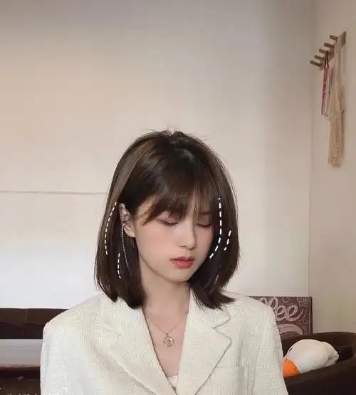 想蓬松免打理显瘦的女生可以参考这款锁骨发发型~9494减龄即视感