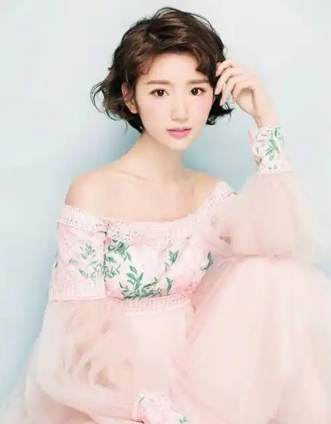 毛晓彤早年旧照被扒,大脸塌鼻造型雷人,这还是现在甜美的她吗?