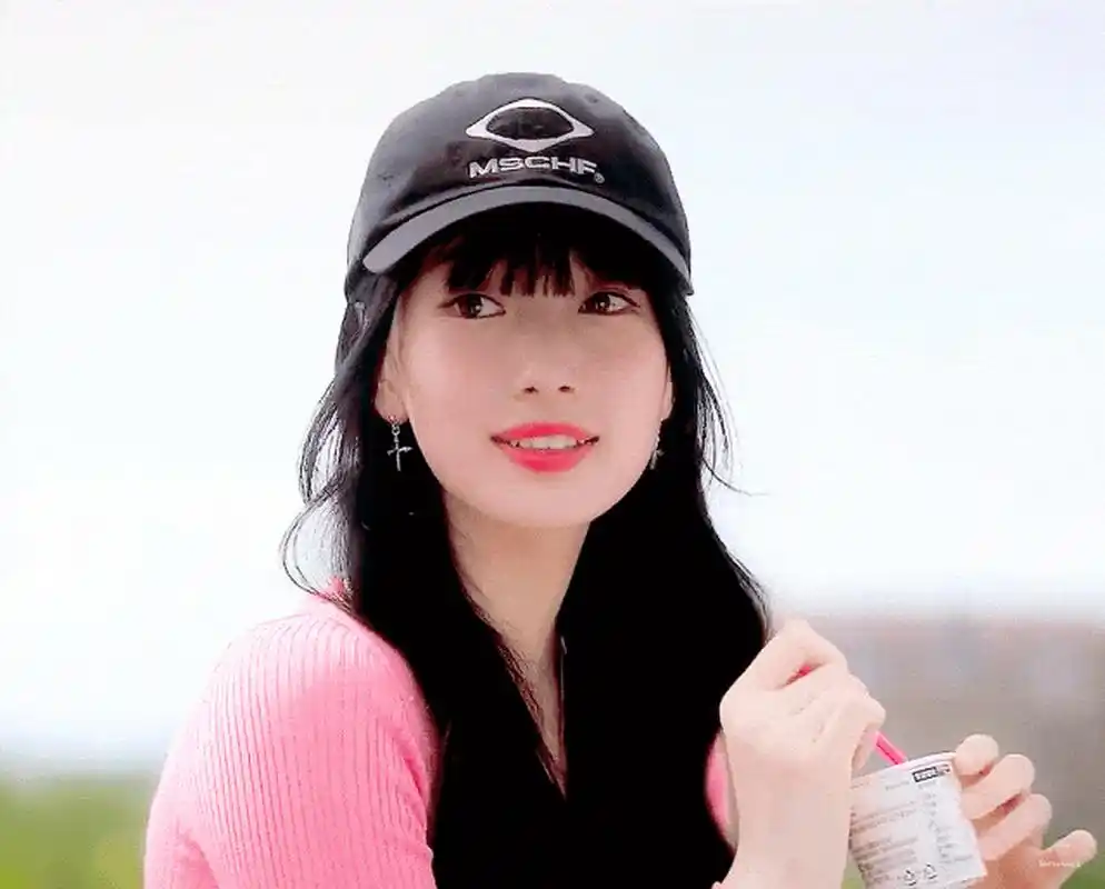 青纯可爱,邻家大女孩,经典齐刘海,配上略带艳妆的脸和原来的素颜少女