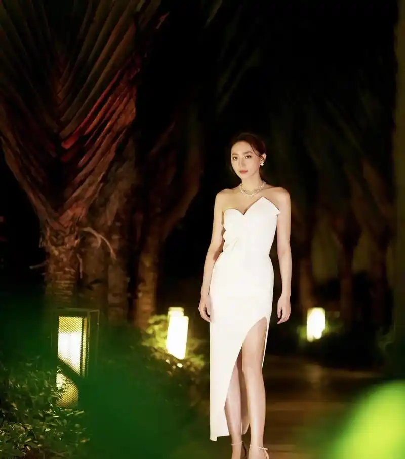 黄梦莹肤白貌美大长腿