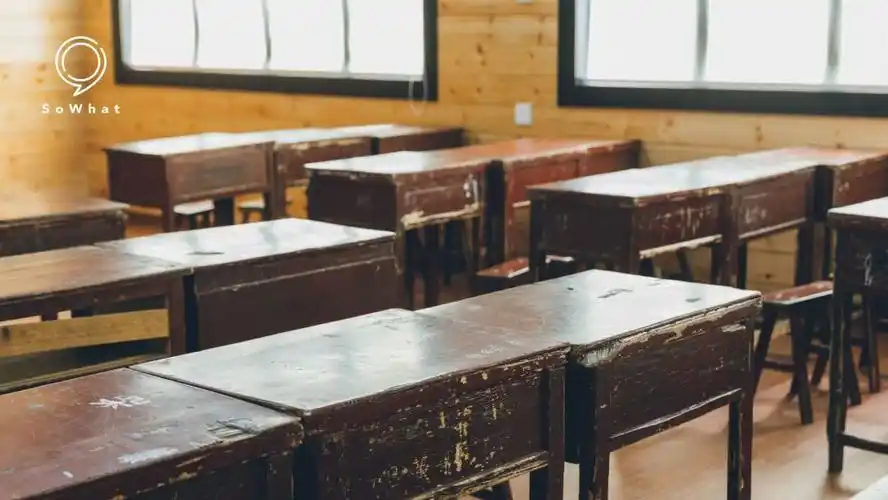 老同学部落里还原了记忆中的老教室,桌上的涂改液痕迹和窗透进来的