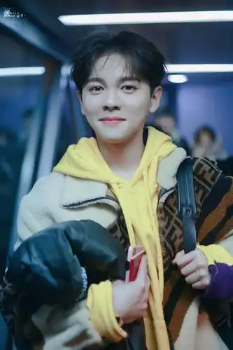 尤长靖今晚北京杭州到达,毛绒绒外套 黄色卫衣超好看啊