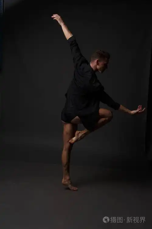 男人用黑色的裤子跳舞