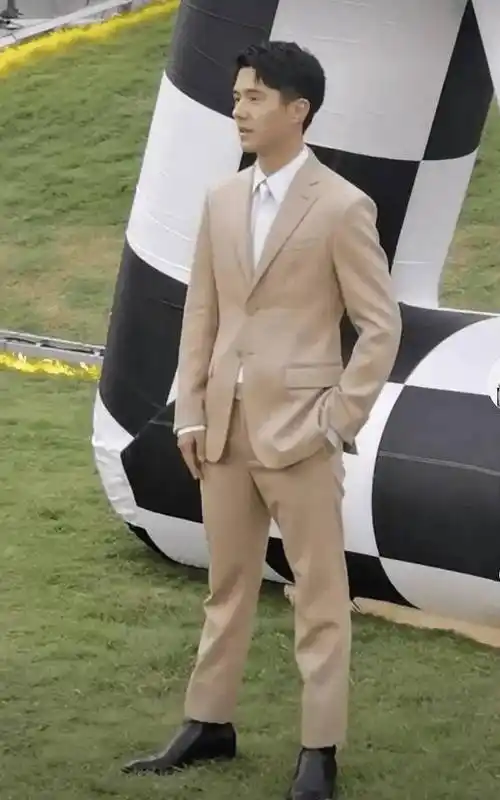 明星都长胖了,尤其是一些男演员,而最近受到争议的就是97年的刘昊然