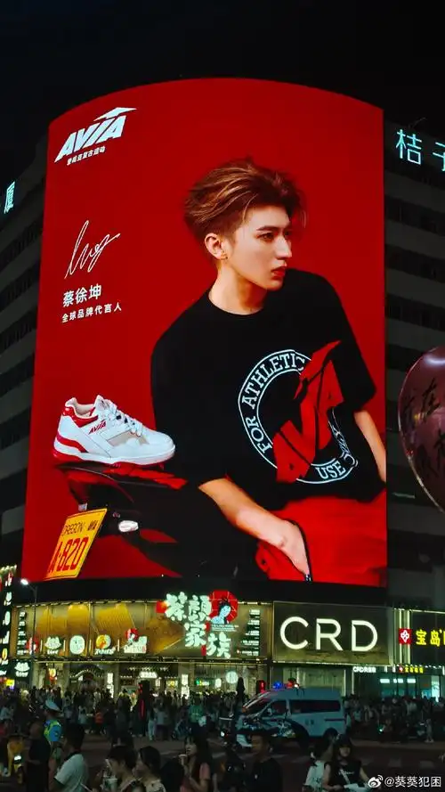 离开了蔡徐坤谁还有这么帅的脸给我看@蔡徐坤