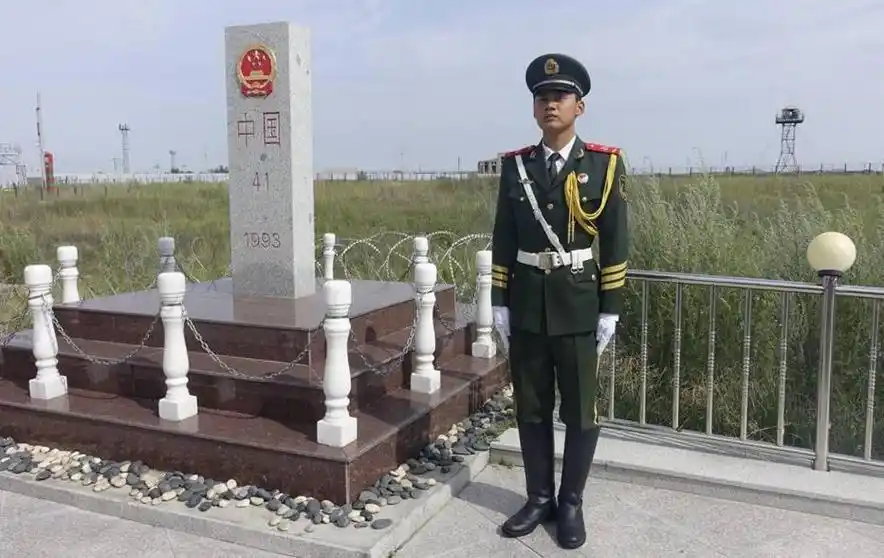 而在边境更是如此,风里雨里,解放军战士都在那里.