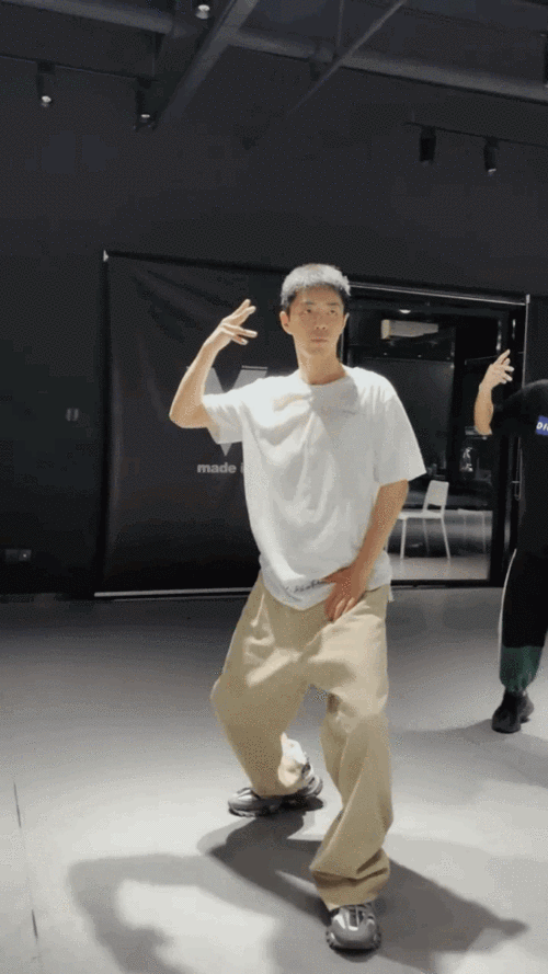 肖战跳舞私服曝光,裤子惹争议,到底是不是肖潘达的裤子