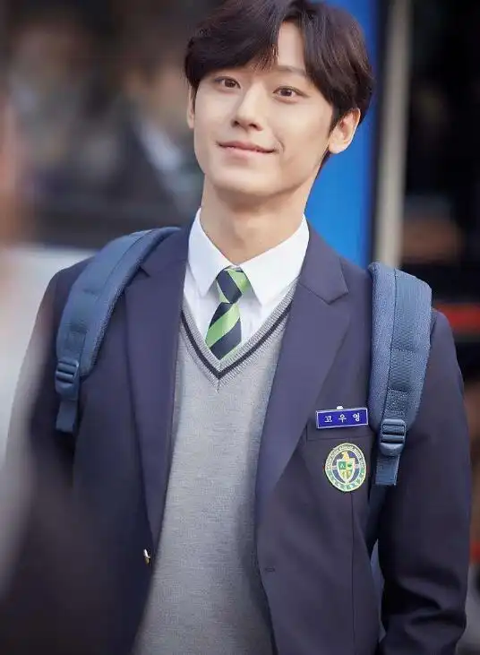 李到晛新剧穿着校服化身温暖学长,就是女生眼中初恋的模样!