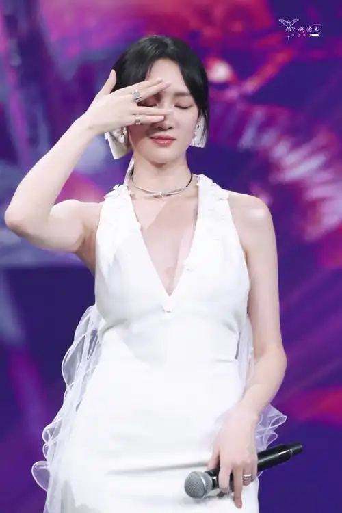 孟佳的穿搭图鉴##中免日上美无止境##中免日上